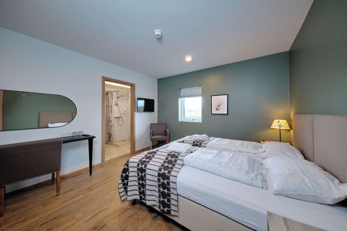 Comfort driepersoonskamer | Een bureau, gratis wifi, beddengoed