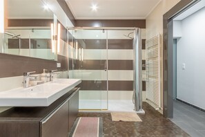 Shower, towels - Villa 'Miani' with Pool & Wi-Fi (DENIA)