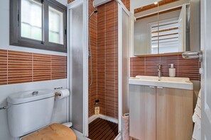 Suihku, hiustenkuivaaja, pyyhkeet