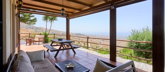 Holiday Home 'La Casita De Mama' with Sea Views, Wi-Fi and Air Conditioning