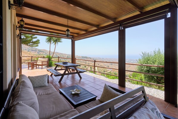 Outdoor dining - Holiday Home 'La Casita De Mama' with Sea Views, Wi-Fi and Air Conditioning (Velez-Malaga)