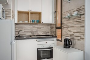 Kühlschrank, Mikrowelle, Ofen, Herdplatte