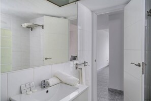 Bathtub, free toiletries, hair dryer - Central flat with pool by Costarentals - Ref 171 (Fuengirola)