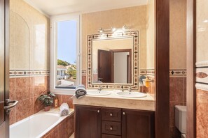 Badekar, hårtørrer, håndklæder