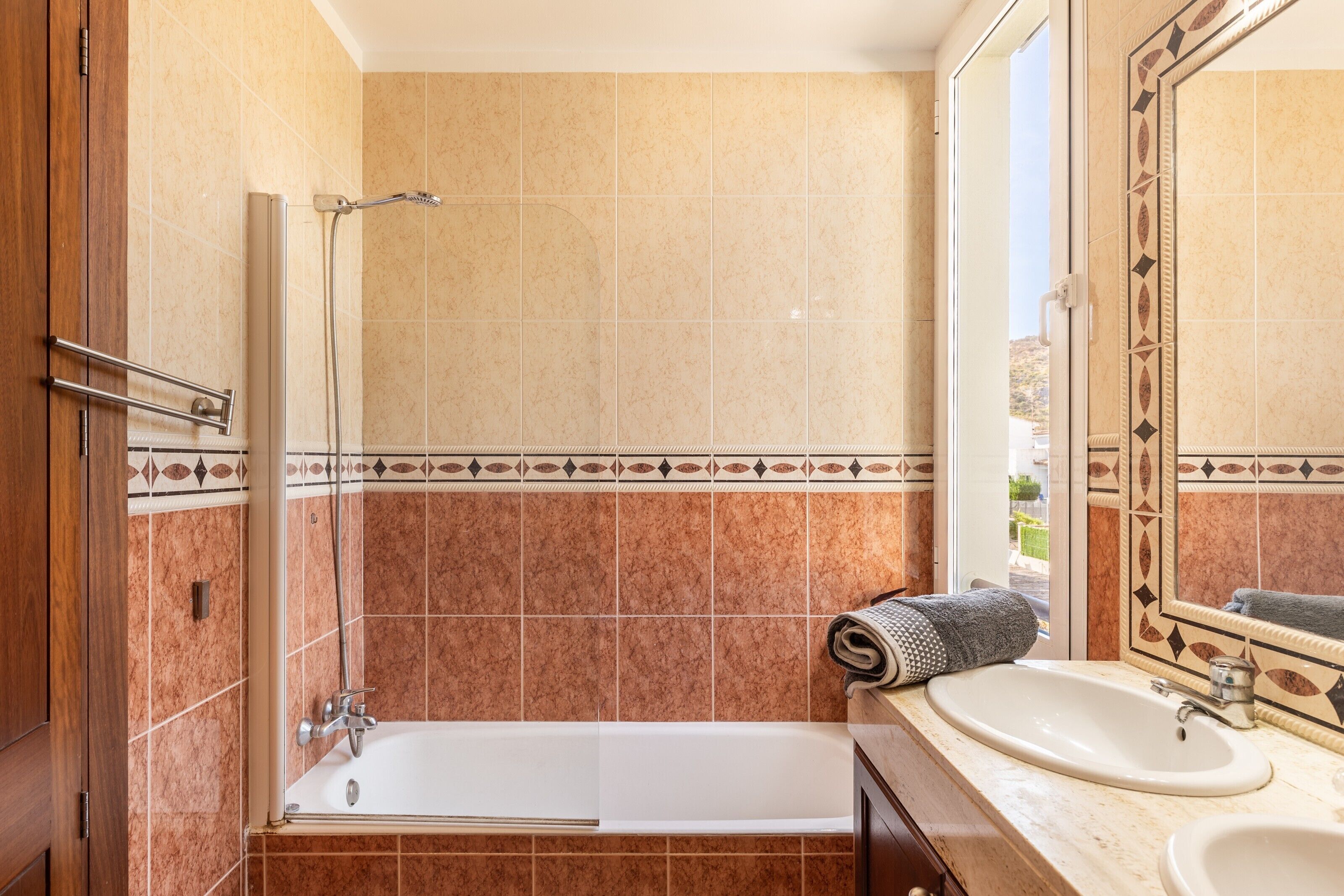 Baignoire, sèche-cheveux, serviettes fournies