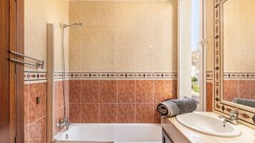 Baignoire, sĂšche-cheveux, serviettes fournies