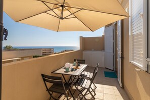 Outdoor dining - Holiday Accommodation "Brezzadisudest" with Wi-Fi and private outdoor area (Marina di Ragusa)