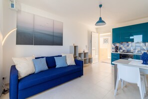 TV - Holiday Accommodation "Brezzadisudest" with Wi-Fi and private outdoor area (Marina di Ragusa)