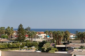 Property grounds - Holiday Accommodation "Brezzadisudest" with Wi-Fi and private outdoor area (Marina di Ragusa)