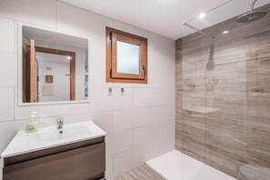 Douche, sèche-cheveux, serviettes fournies