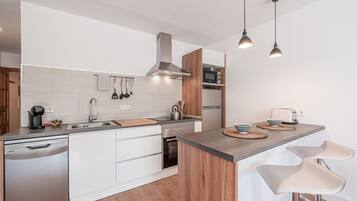 Frigorífico, microondas, horno y placa de cocina