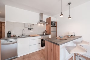 Geladeira, micro-ondas, fogão, cooktop