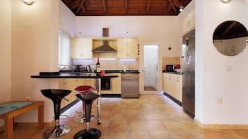 Een koelkast, een magnetron, een oven, een kookplaat