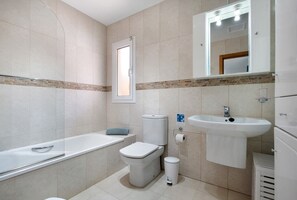 Bathtub, hair dryer, towels - Vacation Home 'Villa Contenta' with Pool & Wi-Fi (Corralejo)