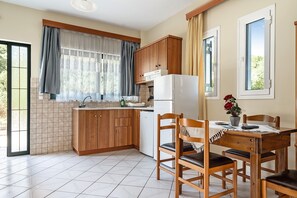 Kühlschrank, Herdplatte, Wasserkocher mit Kaffee-/Teezubehör
