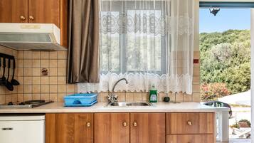 Fridge, stovetop, coffee/tea maker, electric kettle