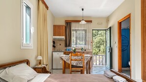 Un dormitorio con cama, mesita de noche y vistas a un balcón.