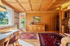 Dining - Villa Coris Apartment with Shared Garden & Wi-Fi (Merano)