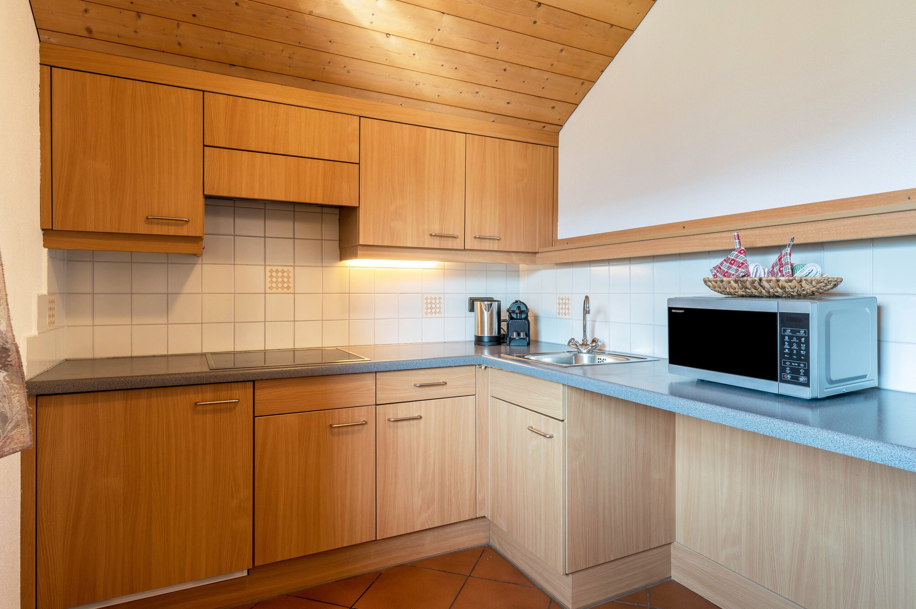 Køleskab, kogeplade, kaffe-/temaskine, højstol