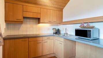 Réfrigérateur, plaque de cuisson, cafetiÚre/bouilloire, chaise haute