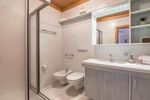 Tina, amenidades de baño gratuitas, secadora de cabello, toallas 
