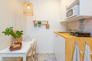 Refrigerador, microondas, placa de cocina, cafetera/tetera