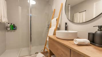 Suihku, ilmaiset hygieniatuotteet, hiustenkuivaaja, pyyhkeet