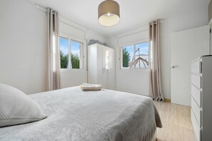 4 bedrooms, iron/ironing board, free WiFi, bed sheets