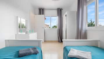 4 slaapkamers, een strijkplank/strijkijzer, gratis wifi, beddengoed