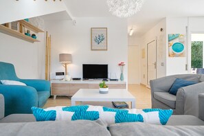 Een televisie, een dvd-speler en een stereo