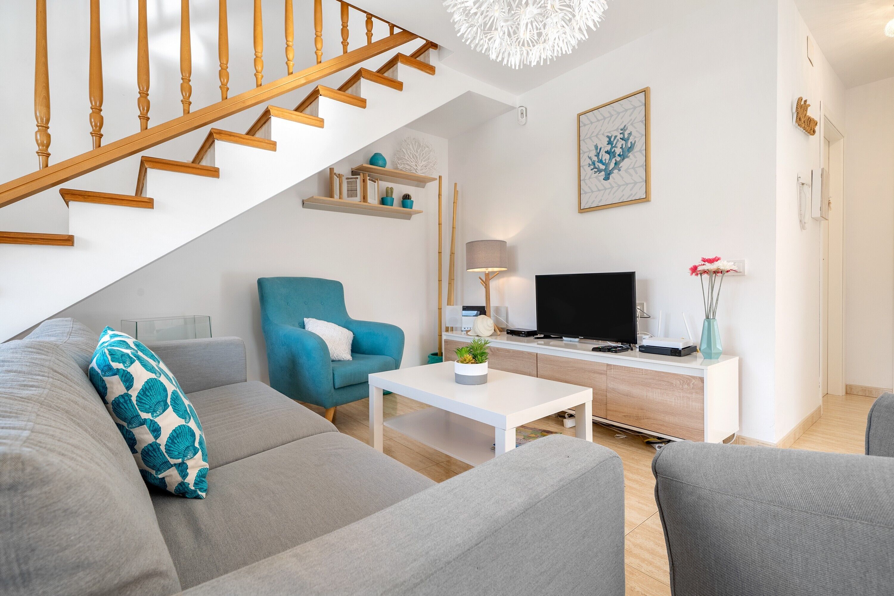 Een televisie, een dvd-speler en een stereo