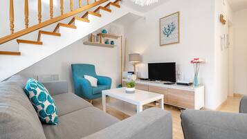 Een televisie, een dvd-speler en een stereo