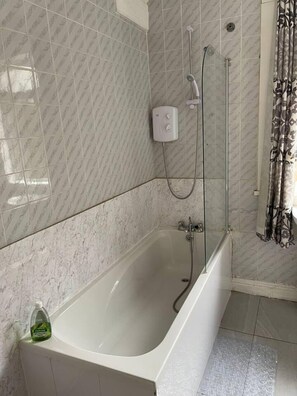 Apartamento, 1 cama Queen | Banheiro | Chuveiro, toalhas de banho, shampoo 