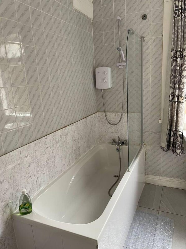 Apartment, 1 Queen Bed | Bathroom | Shower, towels, shampoo