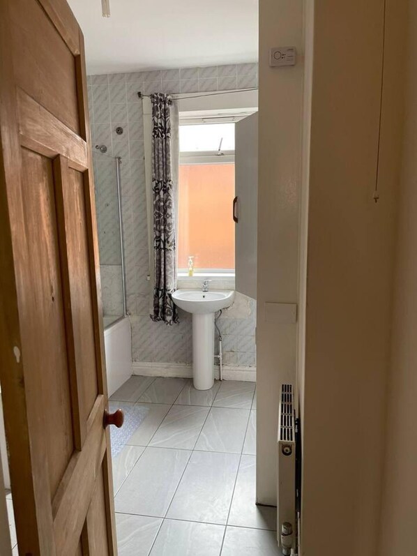 Apartment, 1 Queen Bed | Bathroom | Shower, towels, shampoo