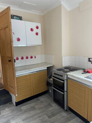 Apartment, 1 Queen Bed | 1 bedroom, iron/ironing board, bed sheets - 1 Bedroom Flat - Aylestone Road Leicester (Leicester)