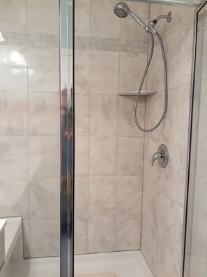 Duschwanne, Handtücher, Toilettenpapier