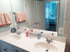 Combined shower/tub, towels, toilet paper