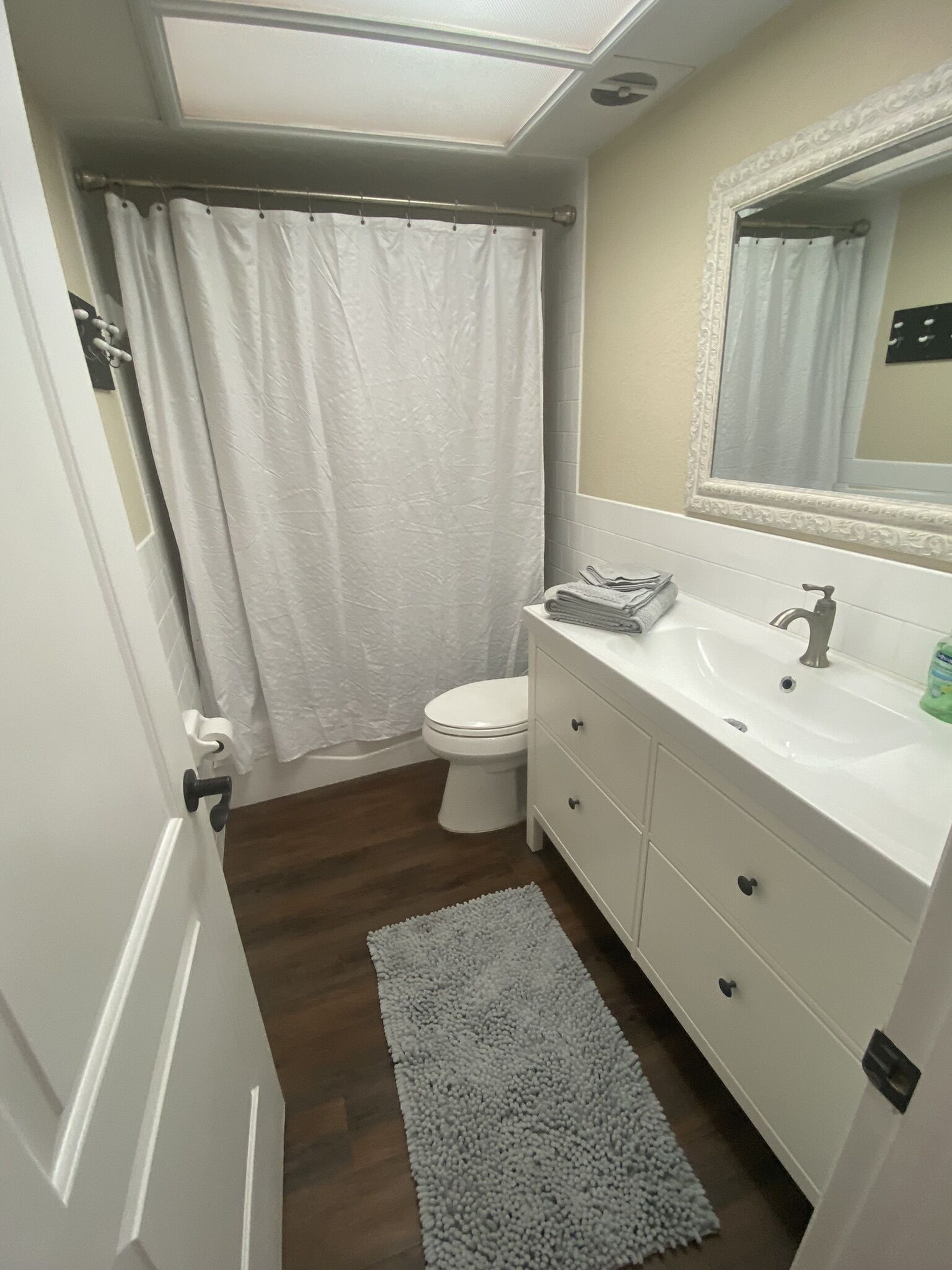 Adorable Studio on large beautiful property 6 miles to beach.