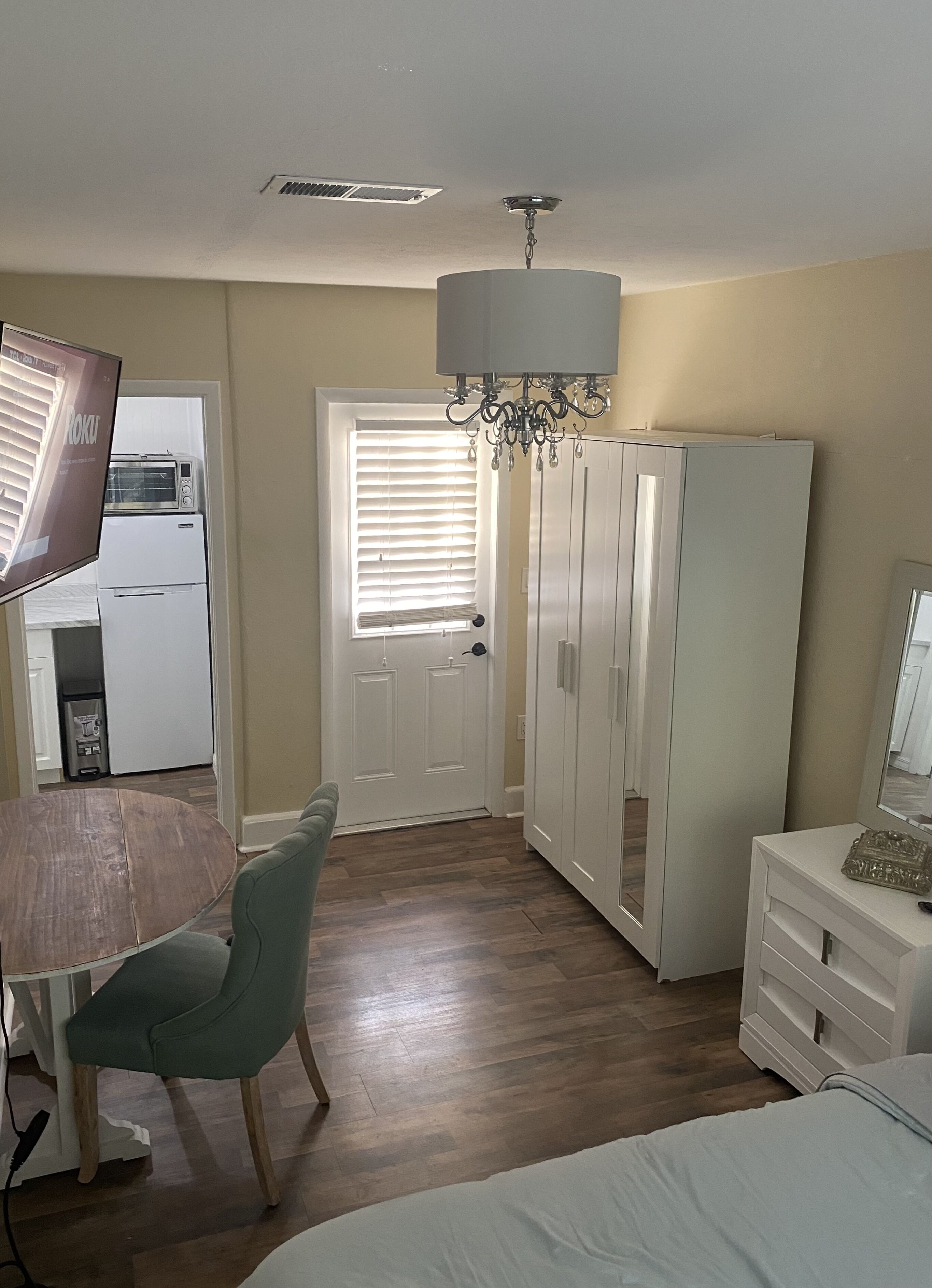 Adorable Studio on large beautiful property 6 miles to beach.