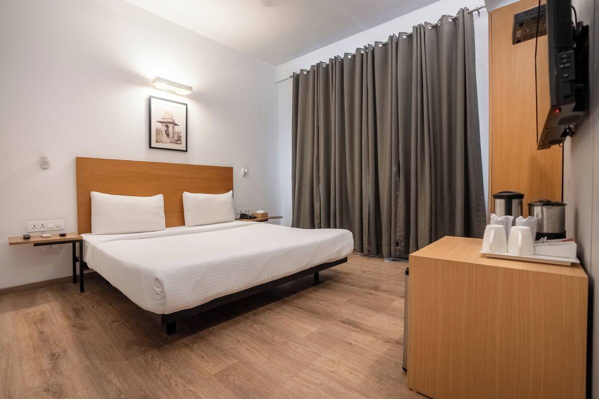 Peralatan tempat tidur premium, gebar bulu kapas, peti besi dalam bilik 