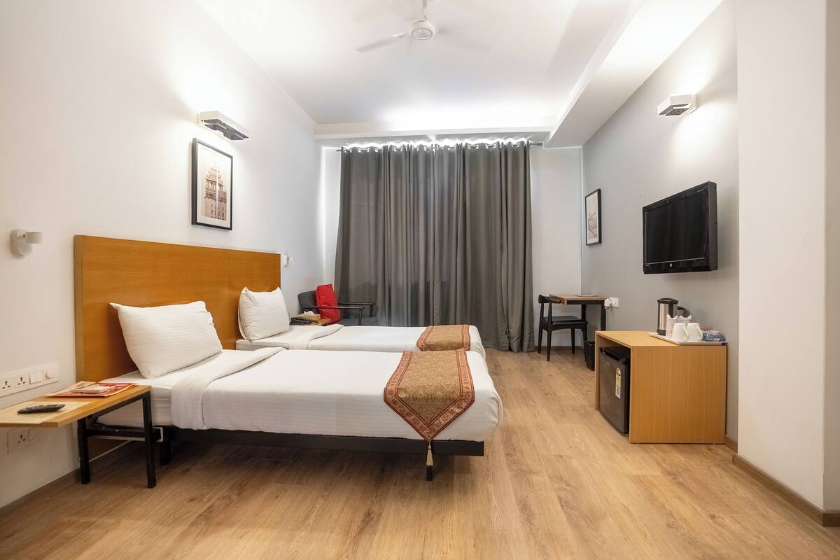 Peralatan tempat tidur premium, gebar bulu kapas, peti besi dalam bilik 