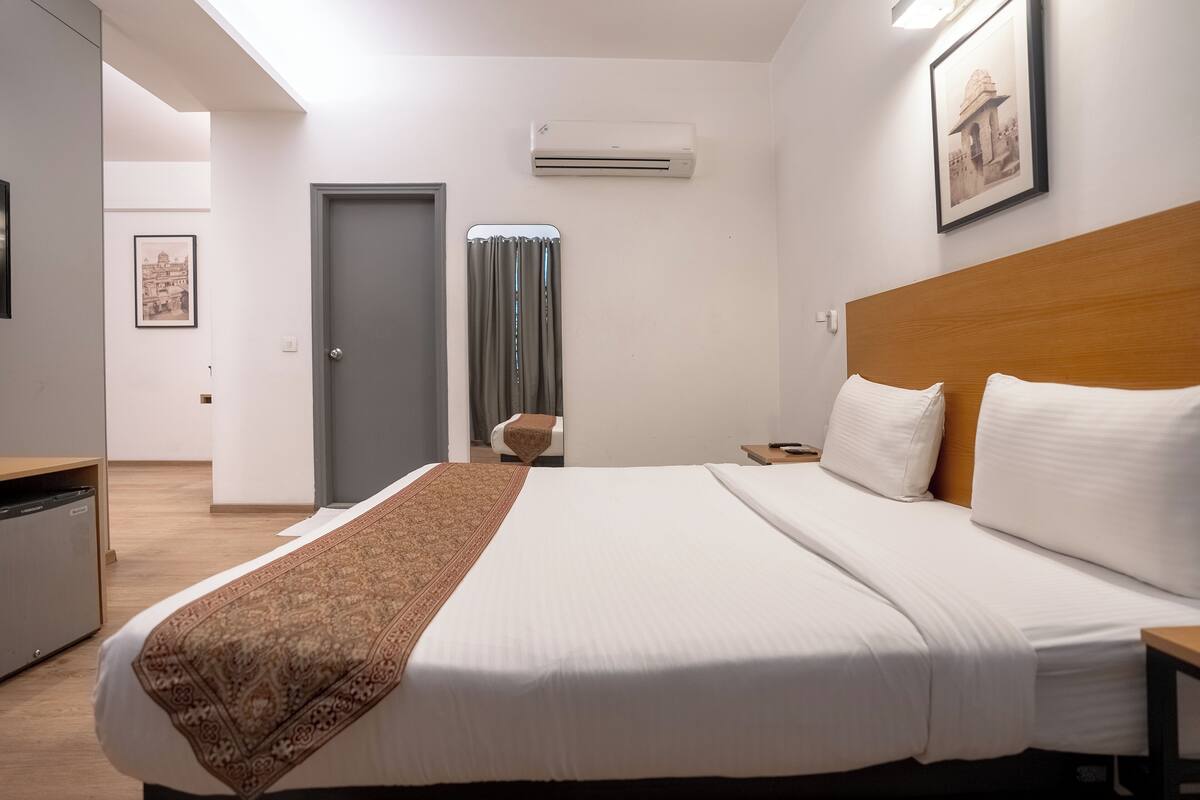 Peralatan tempat tidur premium, gebar bulu kapas, peti besi dalam bilik 