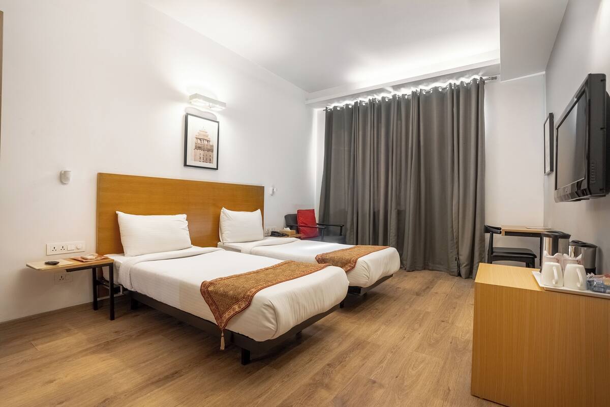 Superior Twin Room | Peralatan tempat tidur premium, gebar bulu kapas, peti besi dalam bilik 