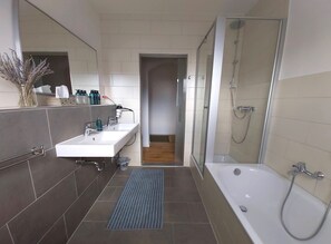 Badekar, hårtørrer, bidet, håndklæder