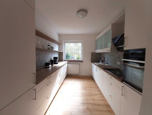 ثلاجة، ميكروويف، فرن، موقد طهي مسطح