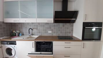 Kühlschrank, Mikrowelle, Ofen, Herdplatte