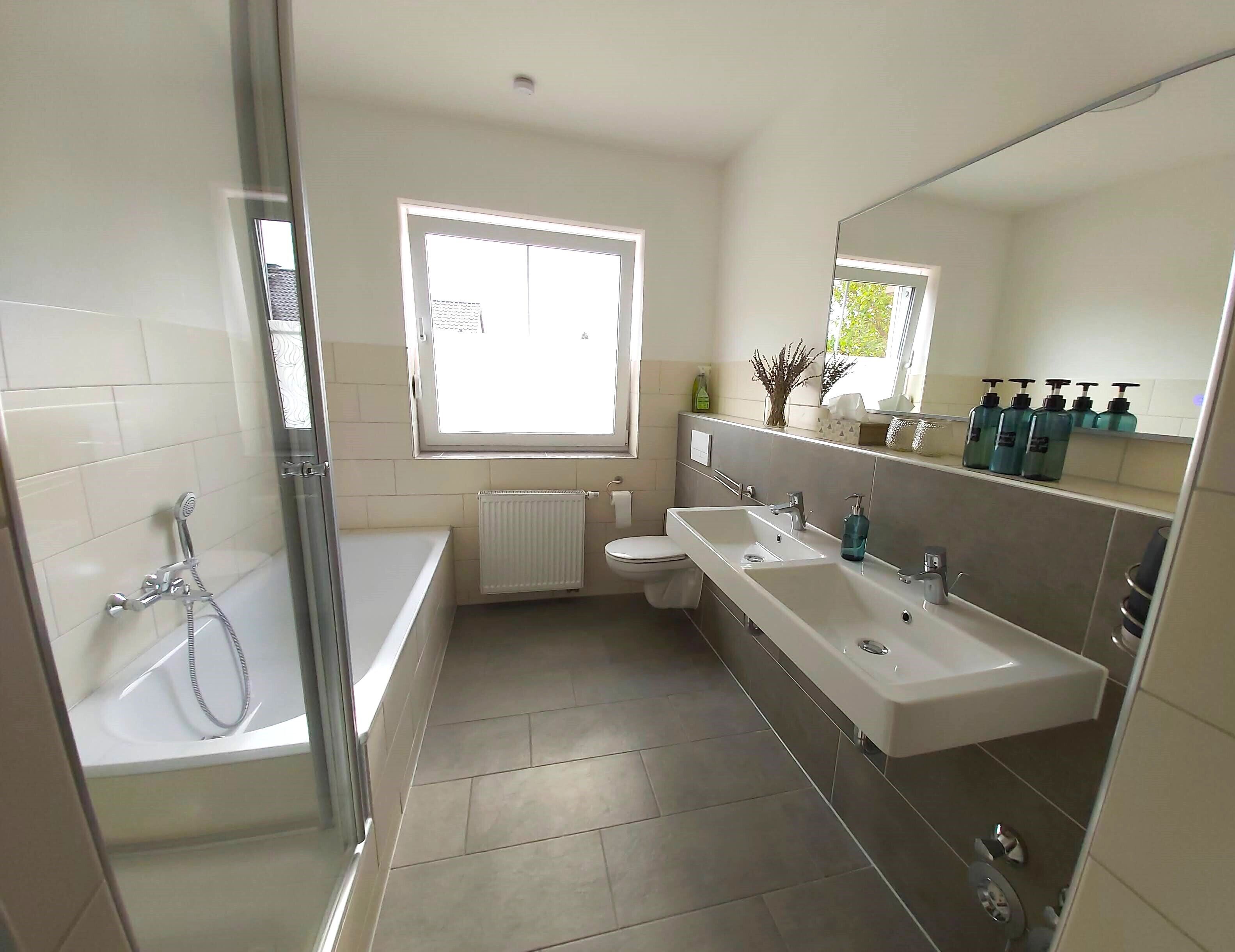 Badewanne, Haartrockner, Bidet, Handtücher