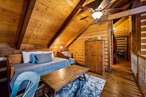 3 bedrooms, desk, iron/ironing board, free WiFi - Boulder Pointe- fire pit, hot tub, incredible views! (Mentone)