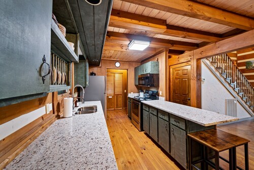 Boulder Pointe- fire pit, hot tub, incredible views!